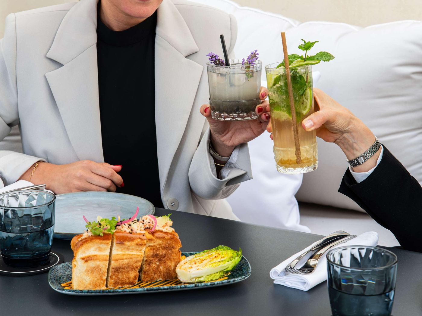 Le-Louis-Versailles-Chateau-Bar-13