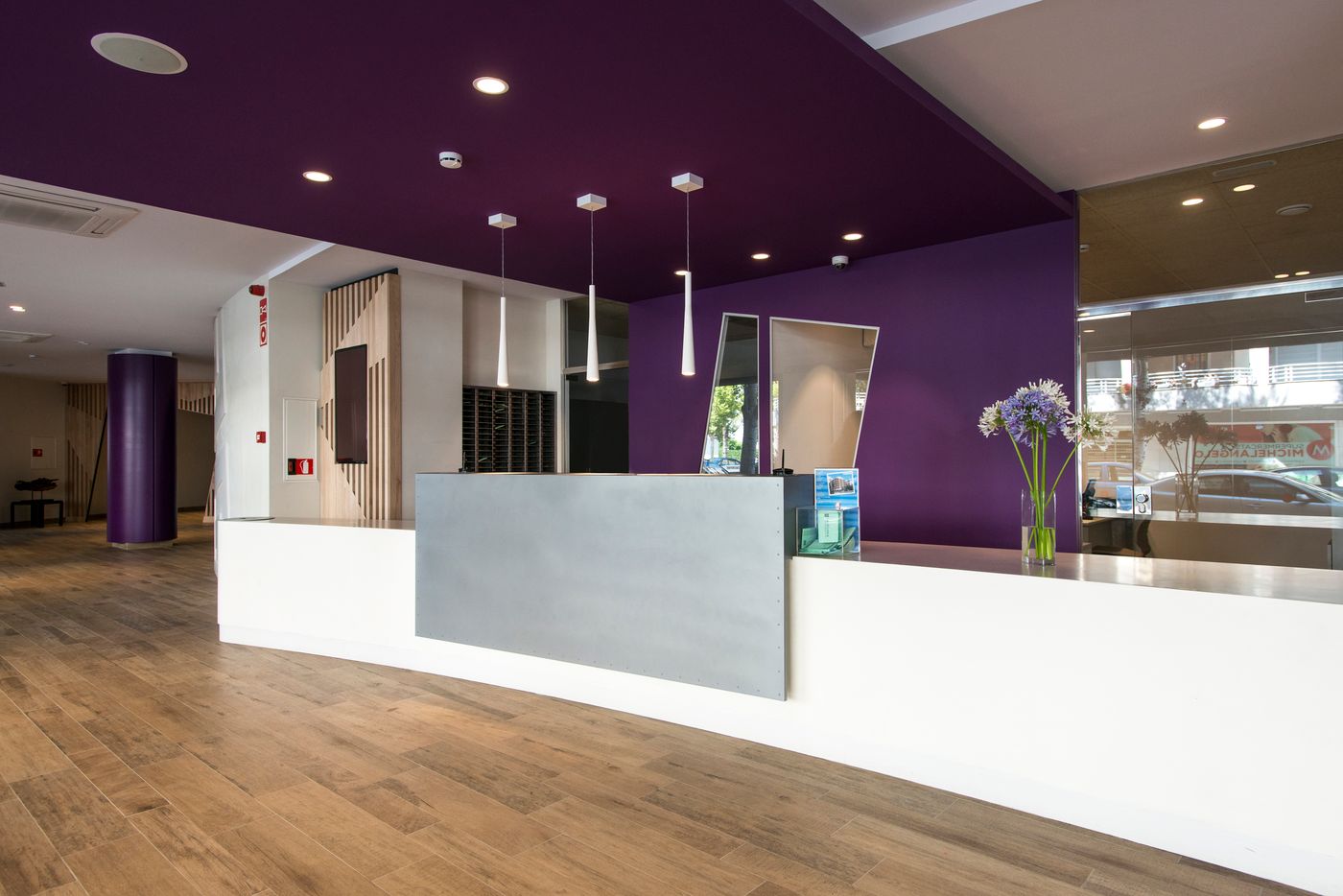 California-Apartments-III-Y-IV-Lobby-45