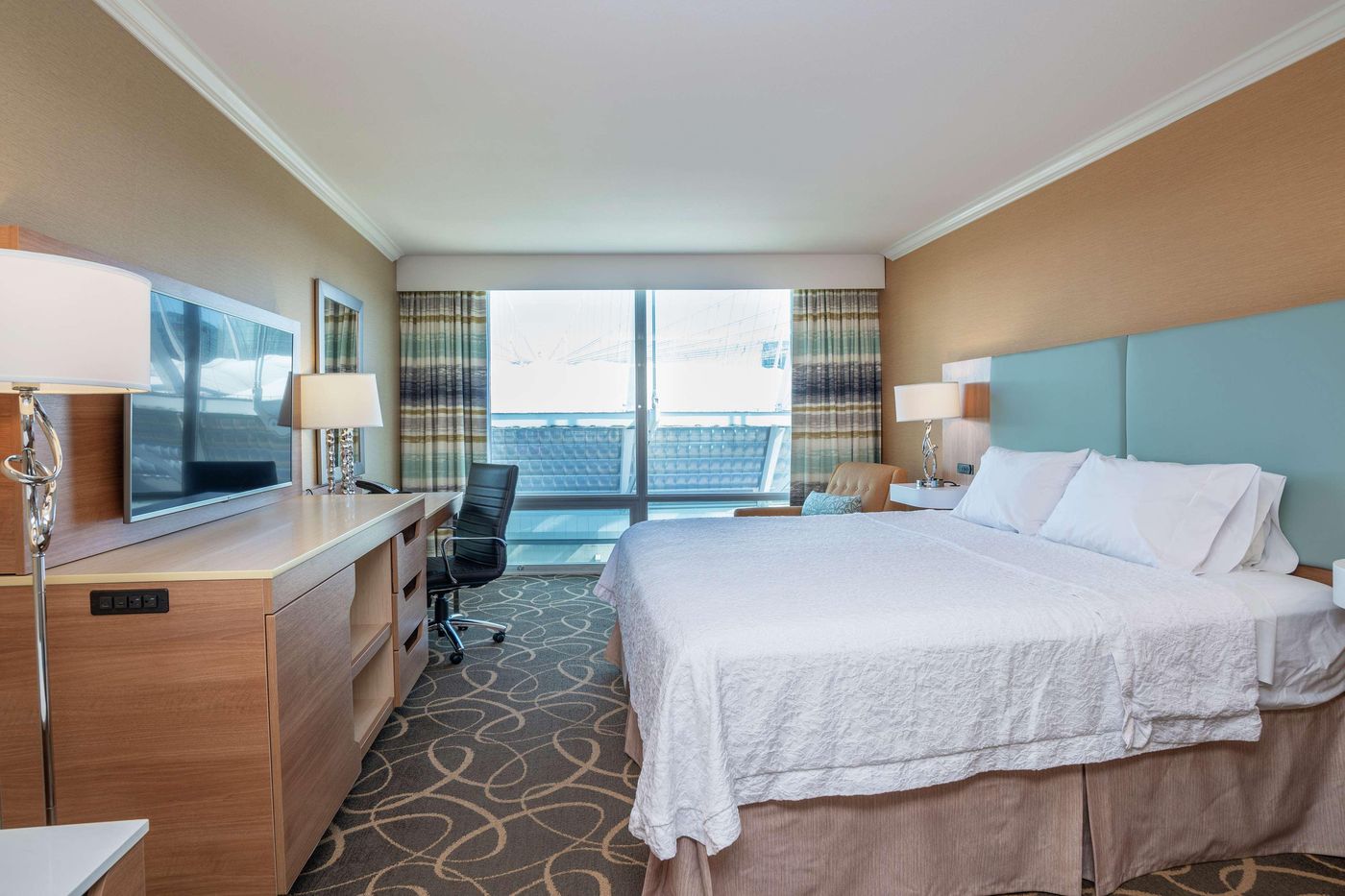 Hampton-Inn---Suites-By-Hilton-Vancouver-Downtown-Room-23