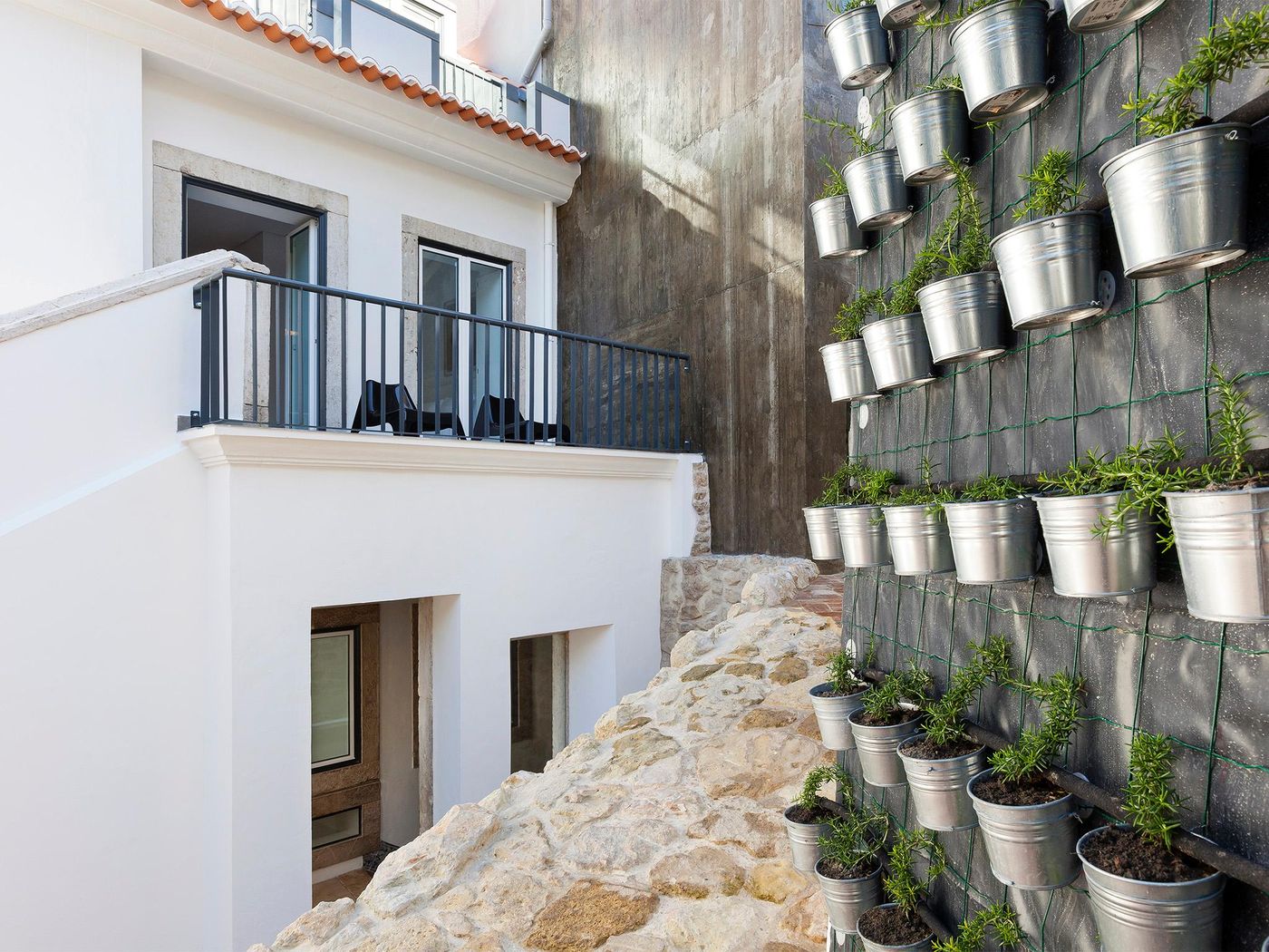 Hello-Lisbon-Castelo-Apartments-Terrace-37