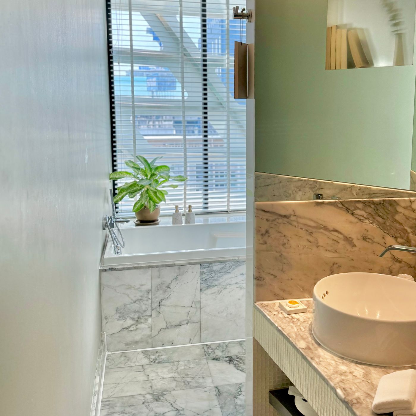 Lit-Bangkok-Hotel-Room-35