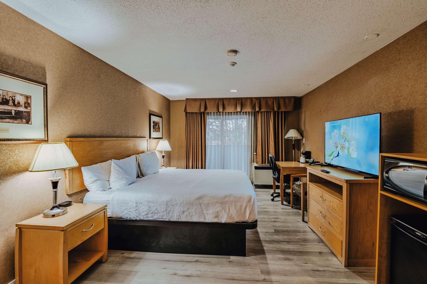 SureStay-Plus-Hotel-by-Best-Western-Coquitlam-Room-5