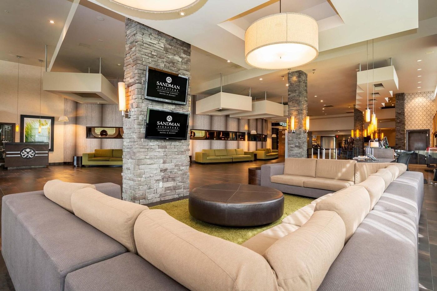 Sandman-Signature-Hotel---Resort-Vancouver-Airport-Lobby-6