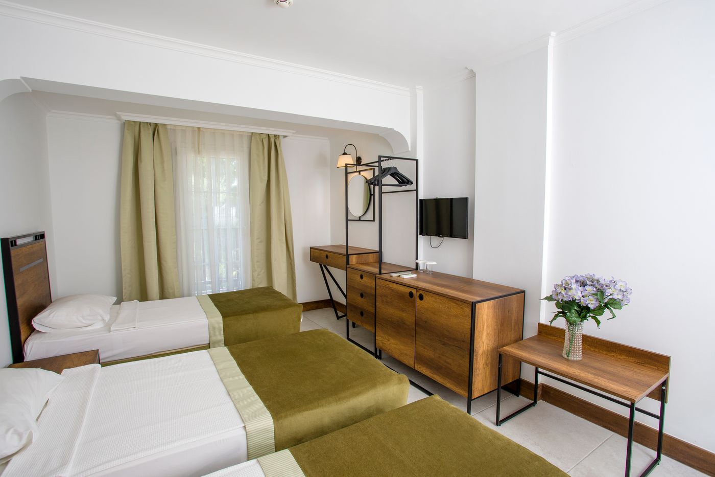 Bitez-Garden-Life-Room-33