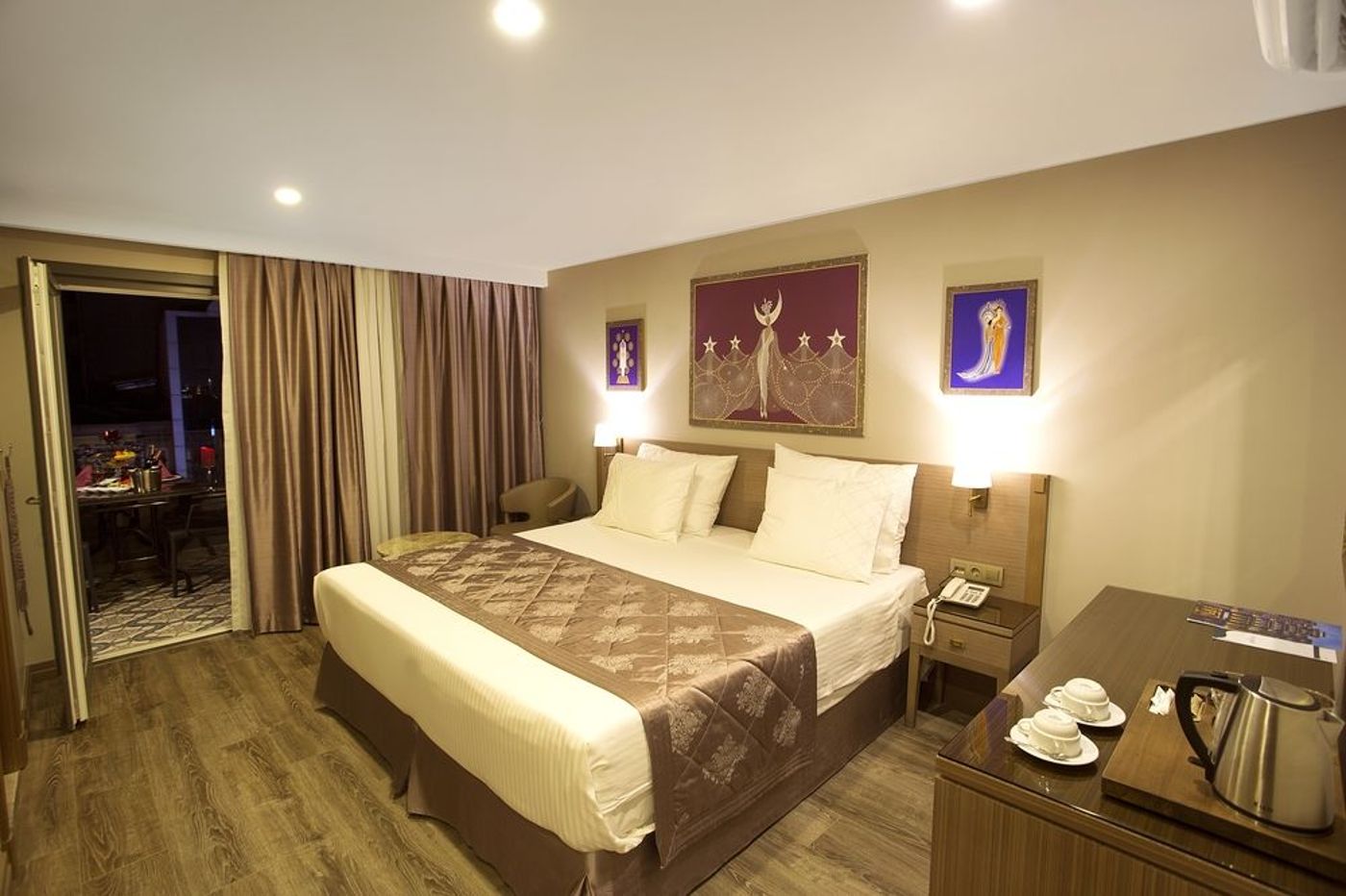 Taximist-Hotel-Room-16