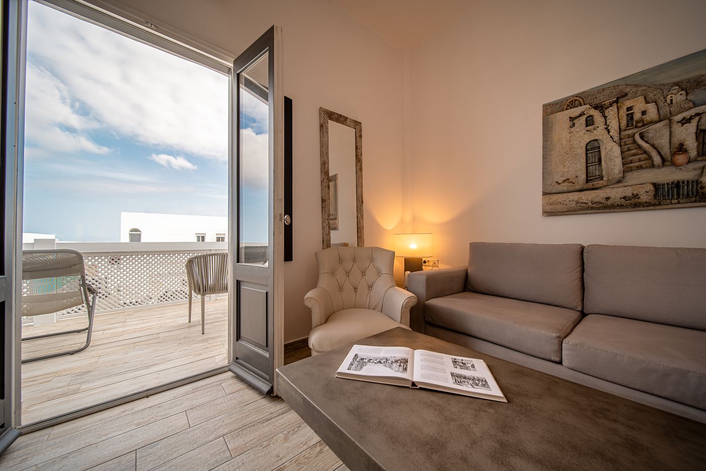 Aqua-Luxury-Suites-Room-16