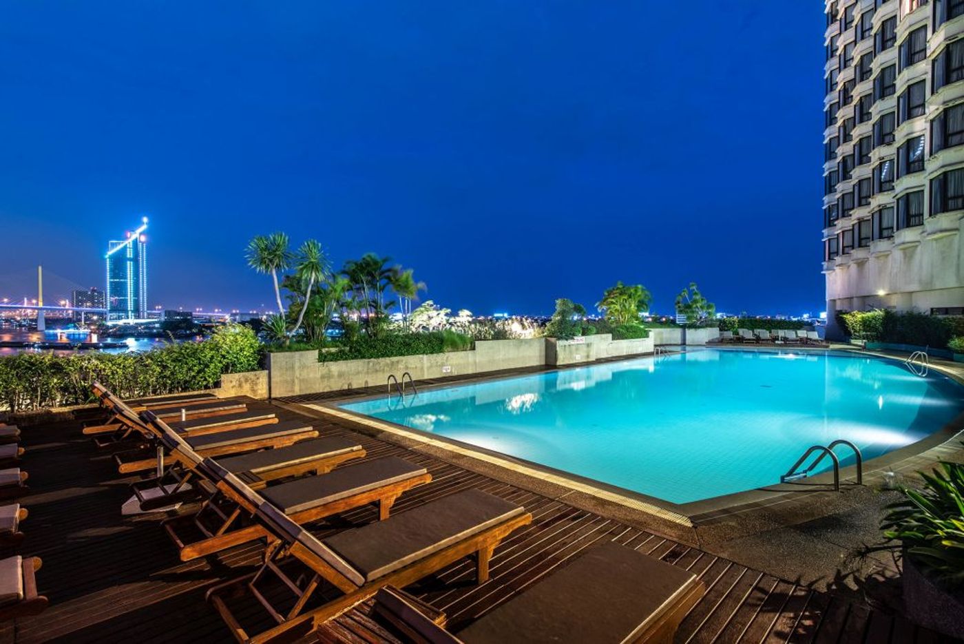 Montien-Riverside-Bangkok-Hotel-Pool-2