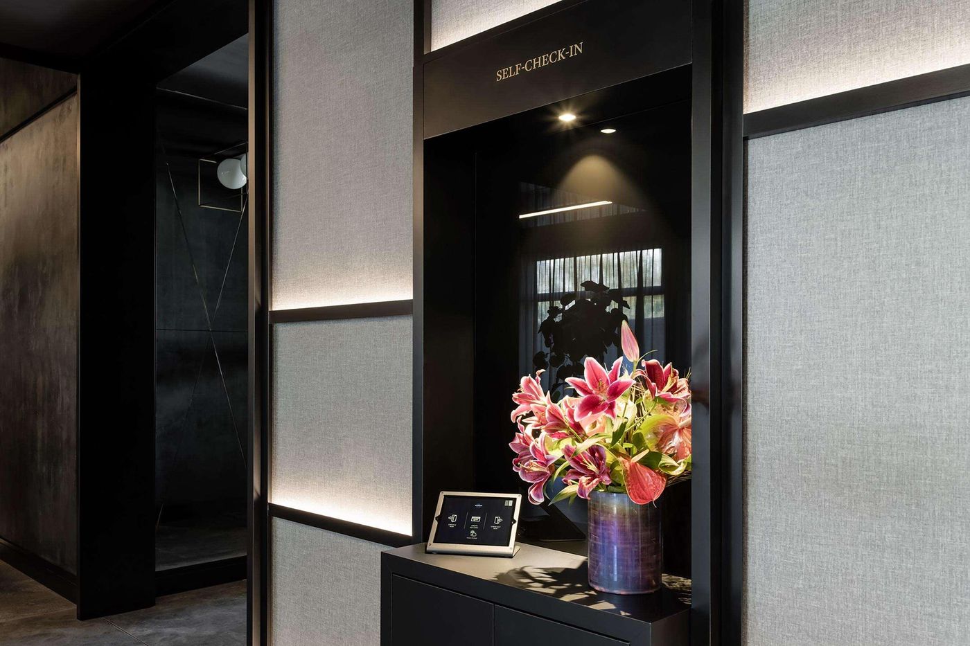 Hotel-Amano-East-Side-Lobby-4