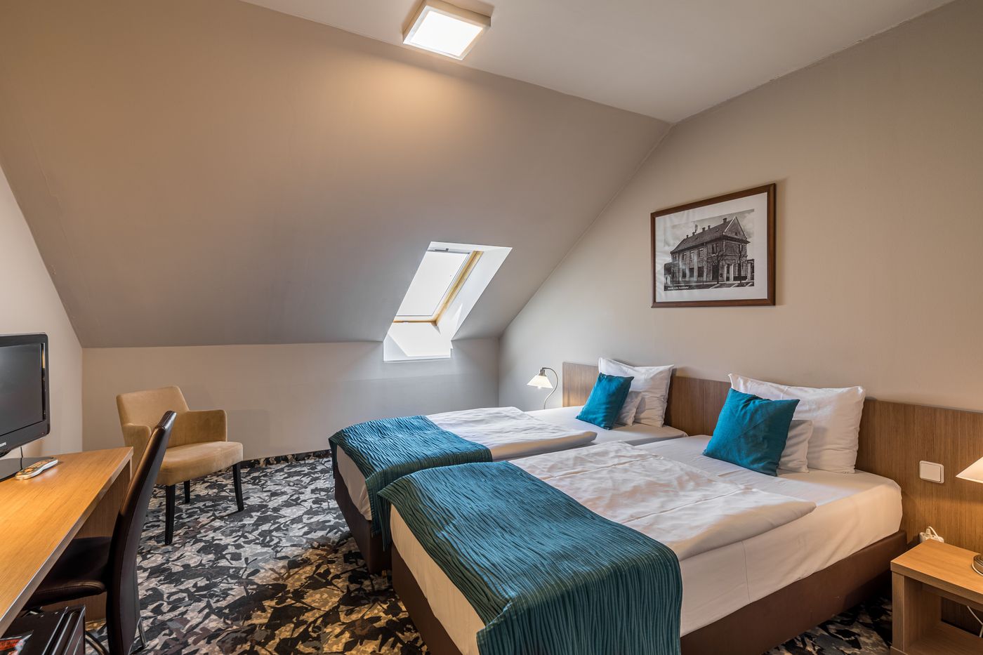 Queen-Elizabeth-Hotel-Room-5