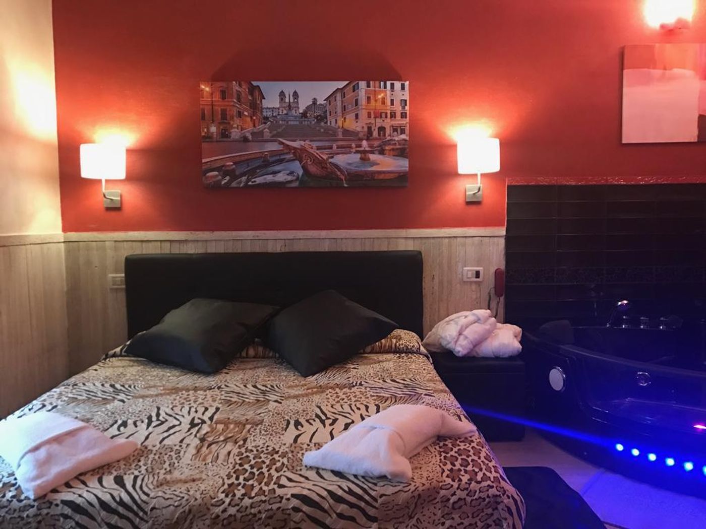 Pyramid-Italy-ROME-General view-2