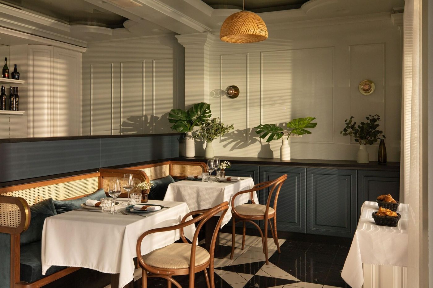 Queen-s-Court-Hotel-and-Residence-Restaurant-10