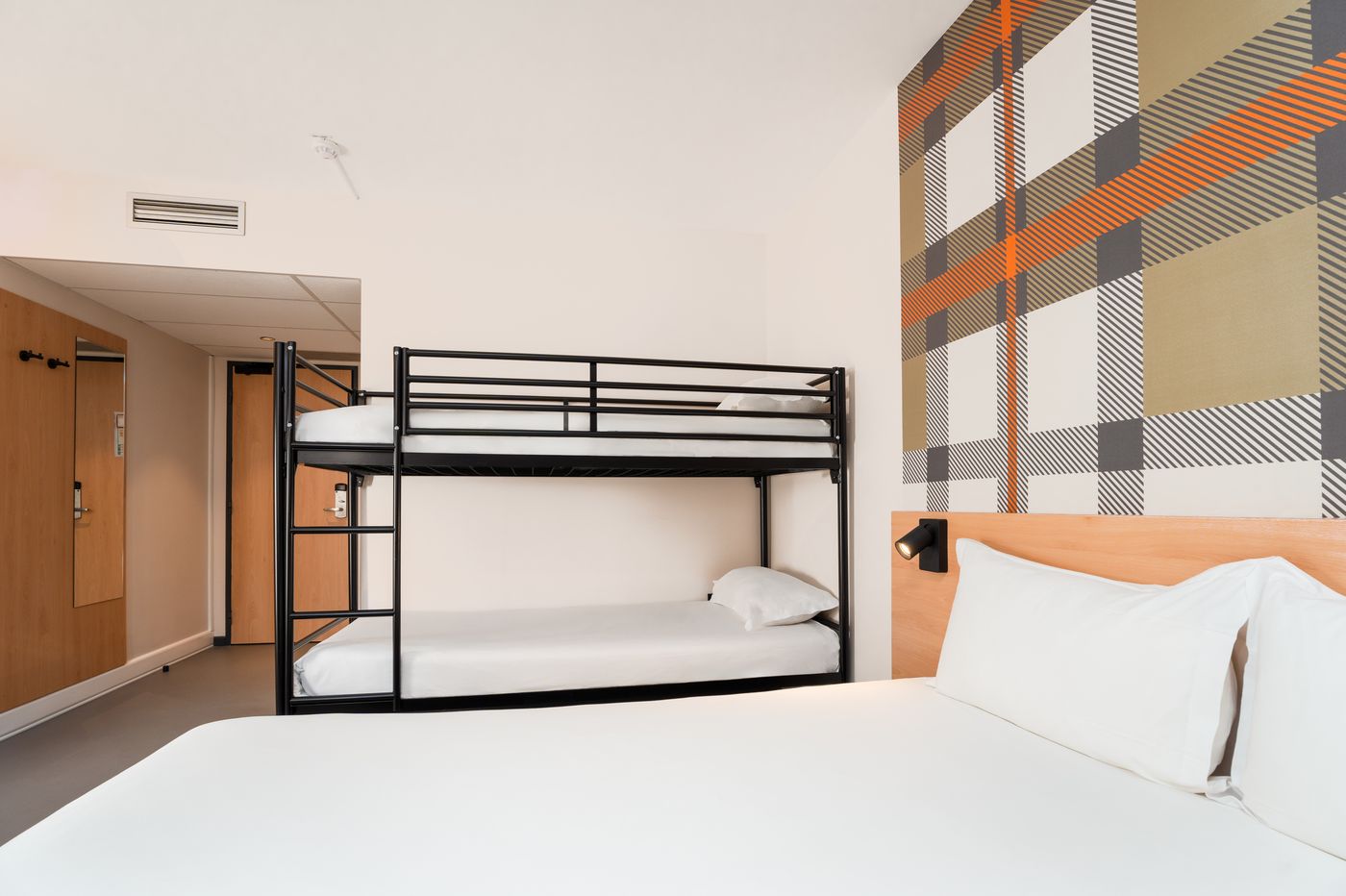 easyHotel-Nice-Palais-de-Congres-Room-17