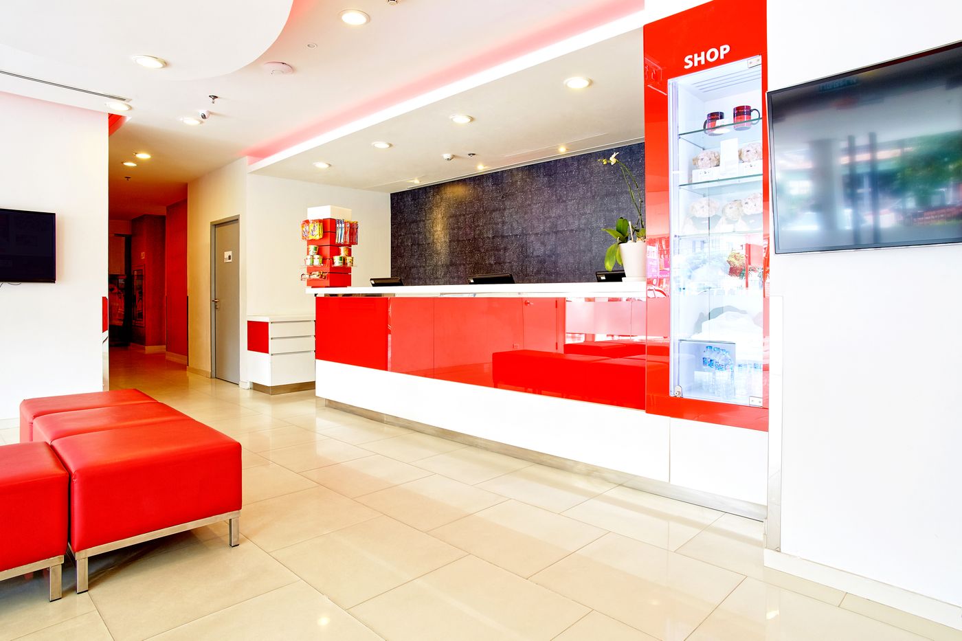 Red-Planet-Phuket-Patong-Lobby-11