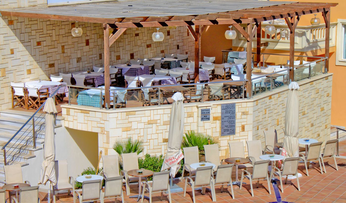 Porto-Kalamaki-Hotel-Apartments-Restaurant-10