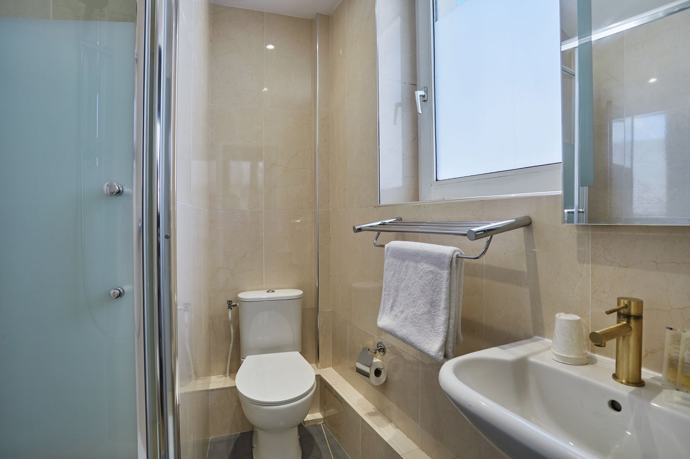 Hipotel-Paris-Gare-Du-Nord-Merryl-Room-13