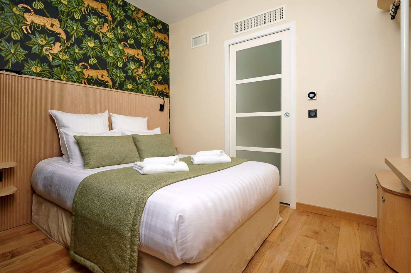 VLH-Paris-Montparnasse-Eiffel-Room-3