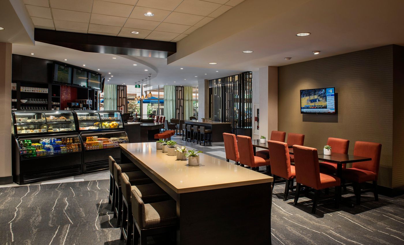 Holiday-Inn-Hotel-and-Suites-Vancouver-Downtown-Restaurant-13