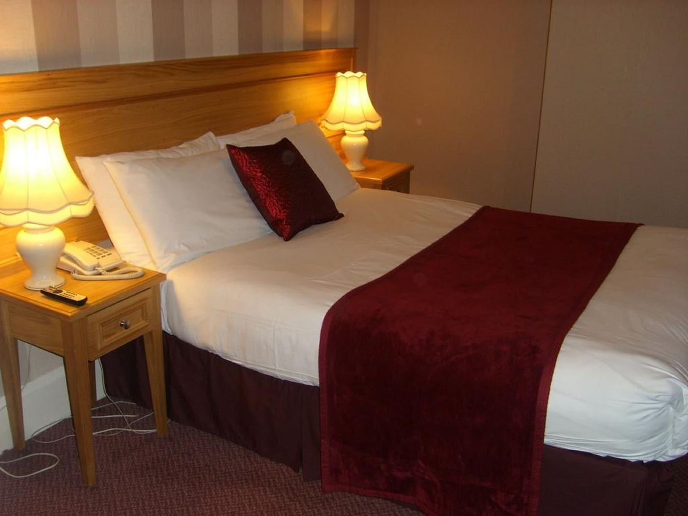 Phoenix-Park-Hotel-Room-14