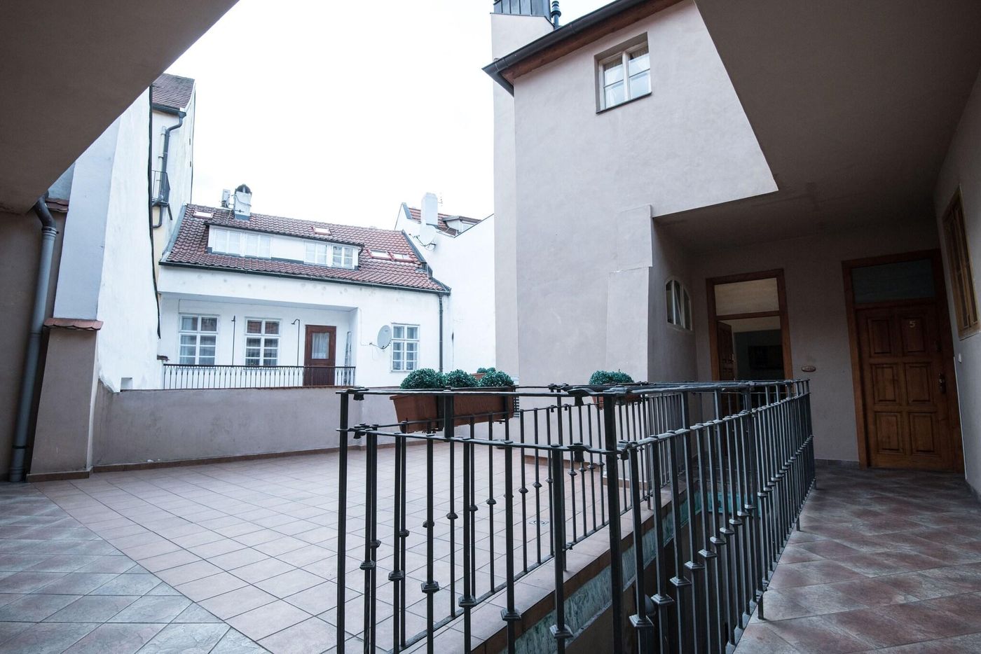 Boutique-Apartments-White-Swan-Terrace-4