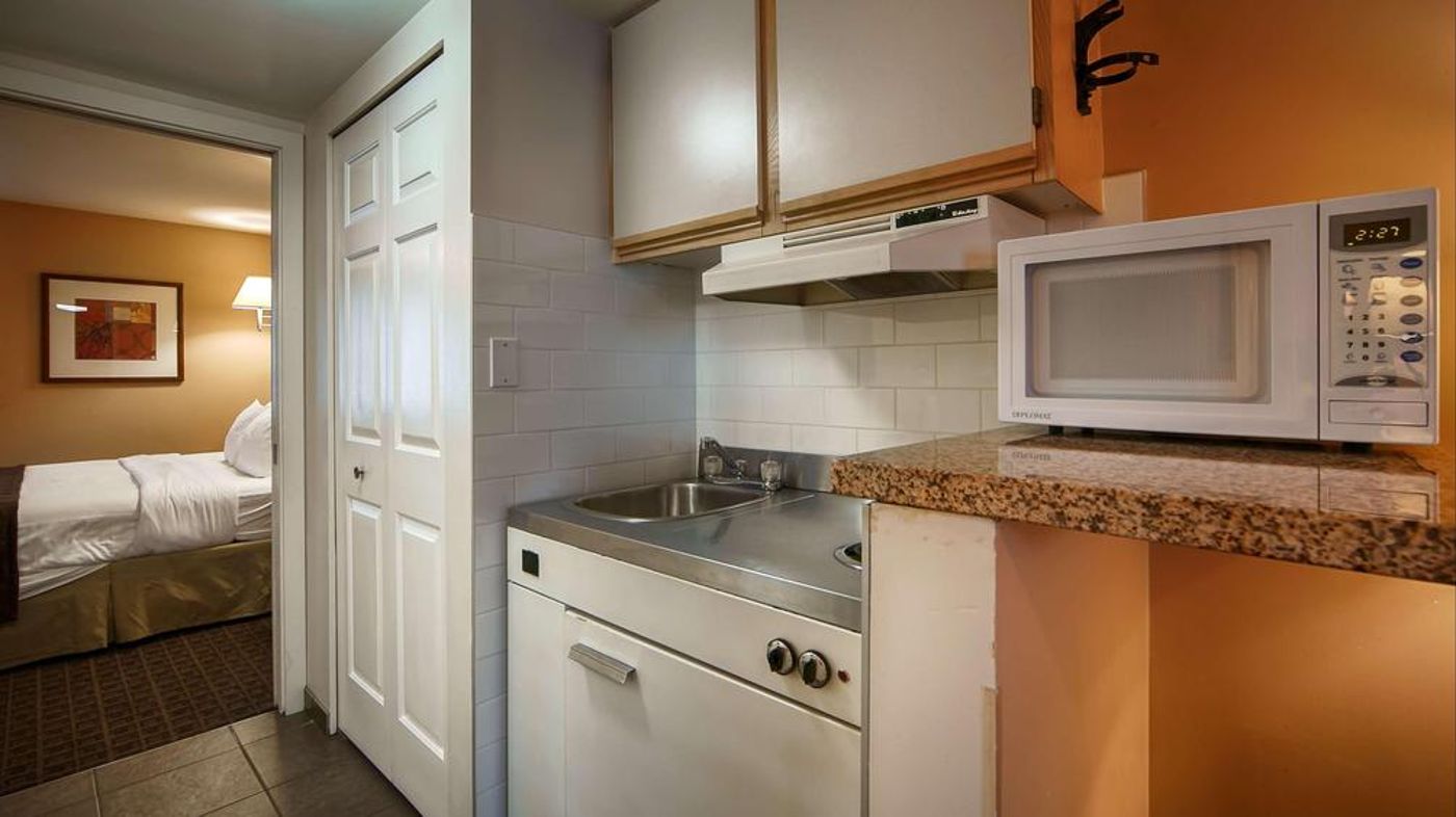 SureStay-by-Best-Western-North-Vancouver-Capilano-Room-9