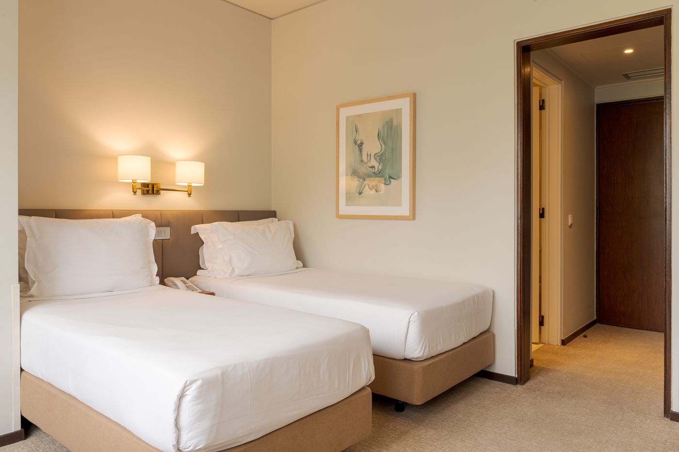 Dom-Carlos-Park-Room-18