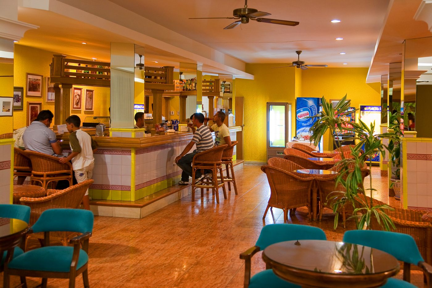 Diverhotel-Roquetas-Bar-26