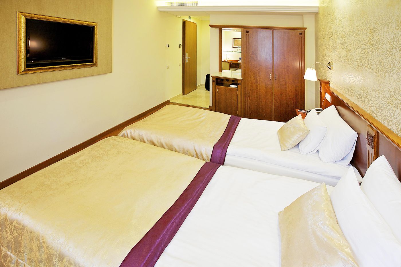 Gold-Hotel-Budapest-Room-21