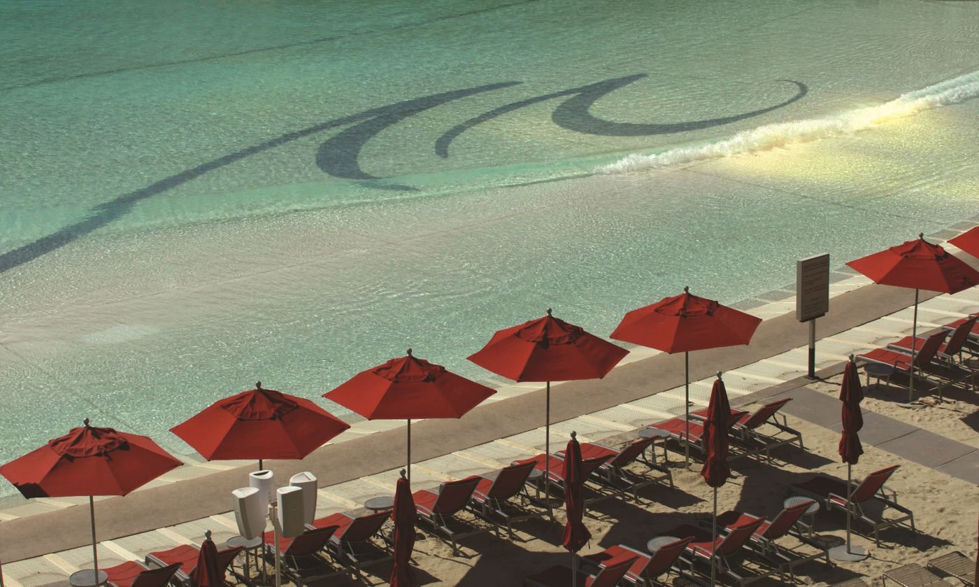 Mandalay-Bay-Hotel---Casino-Beach-12