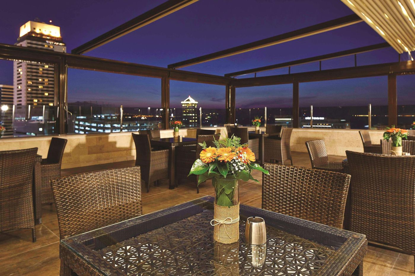 DoubleTree-By-Hilton-Izmir-Alsancak-Bar-62