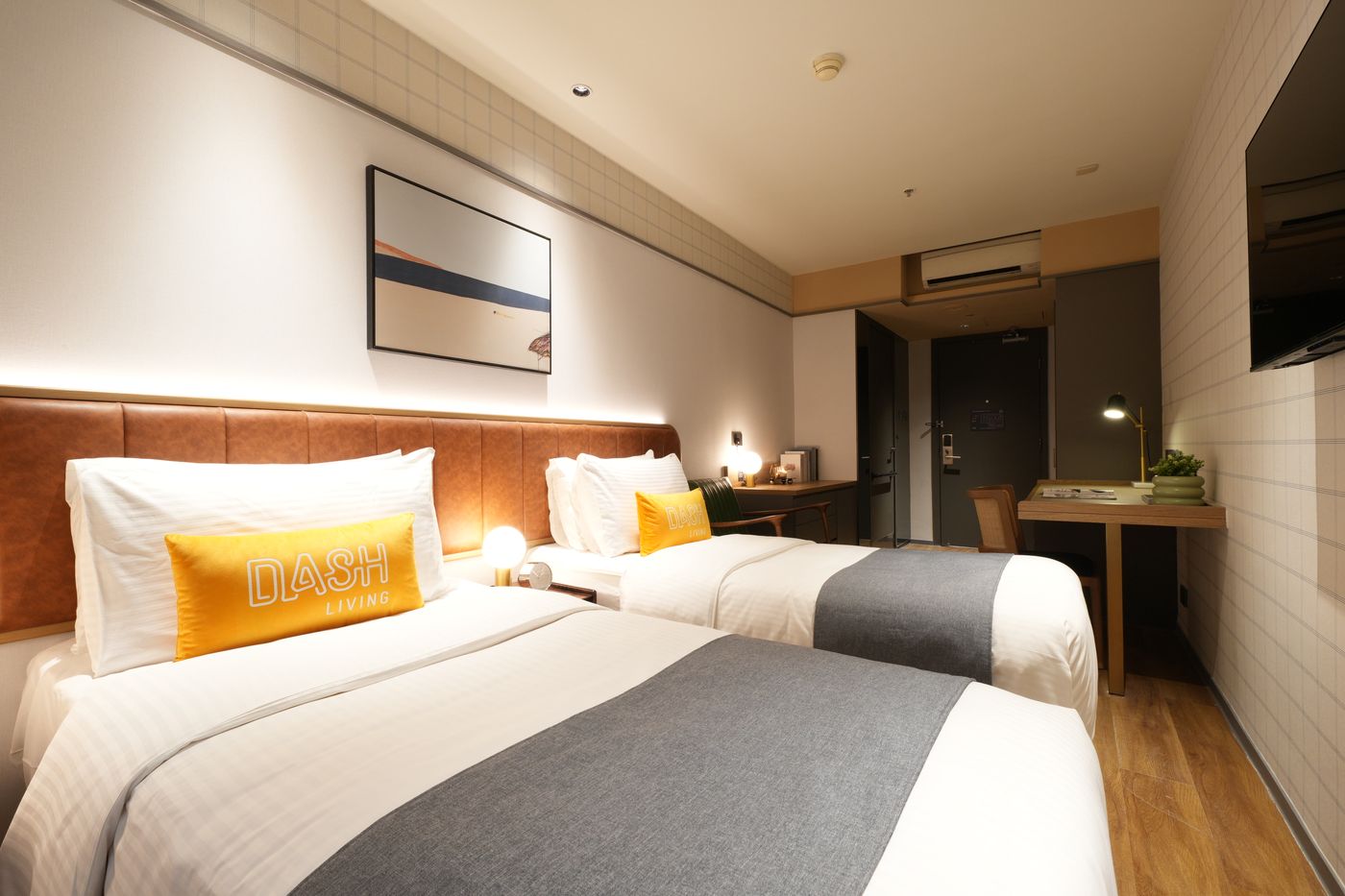 Dash-Living-on-Hollywood-Room-18