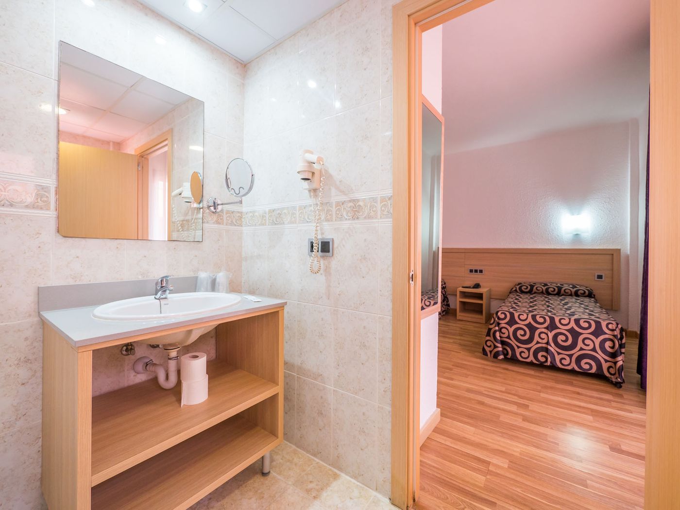 Tossa-Beach---Center-Room-22