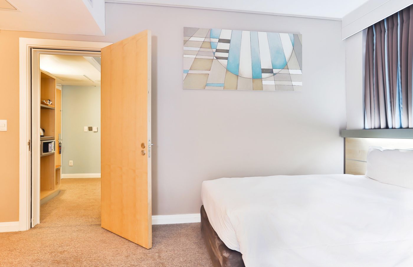 Holiday-Inn-Express-Cape-Town-City-Centre-Room-34