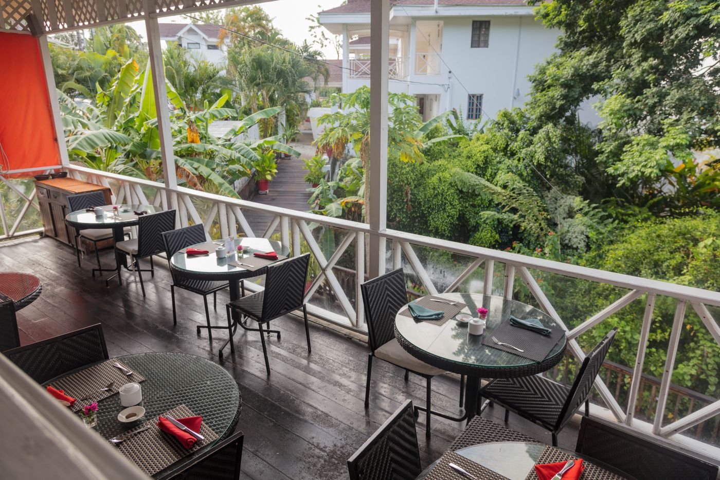 Half-Moon-Blue-Restaurant-4