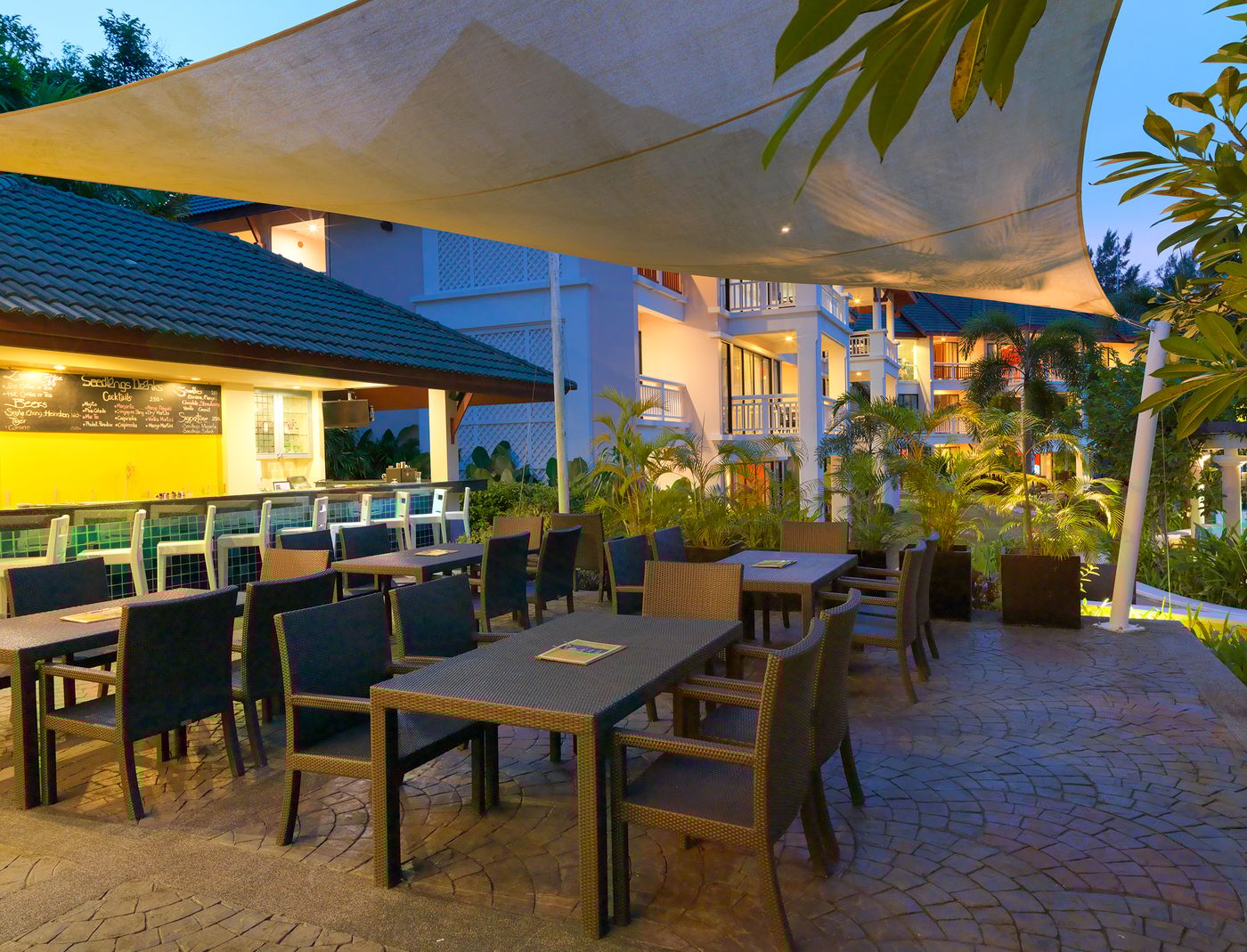 HOMM-Suites-Laguna---a-brand-of-Banyan-Group-Bar-12