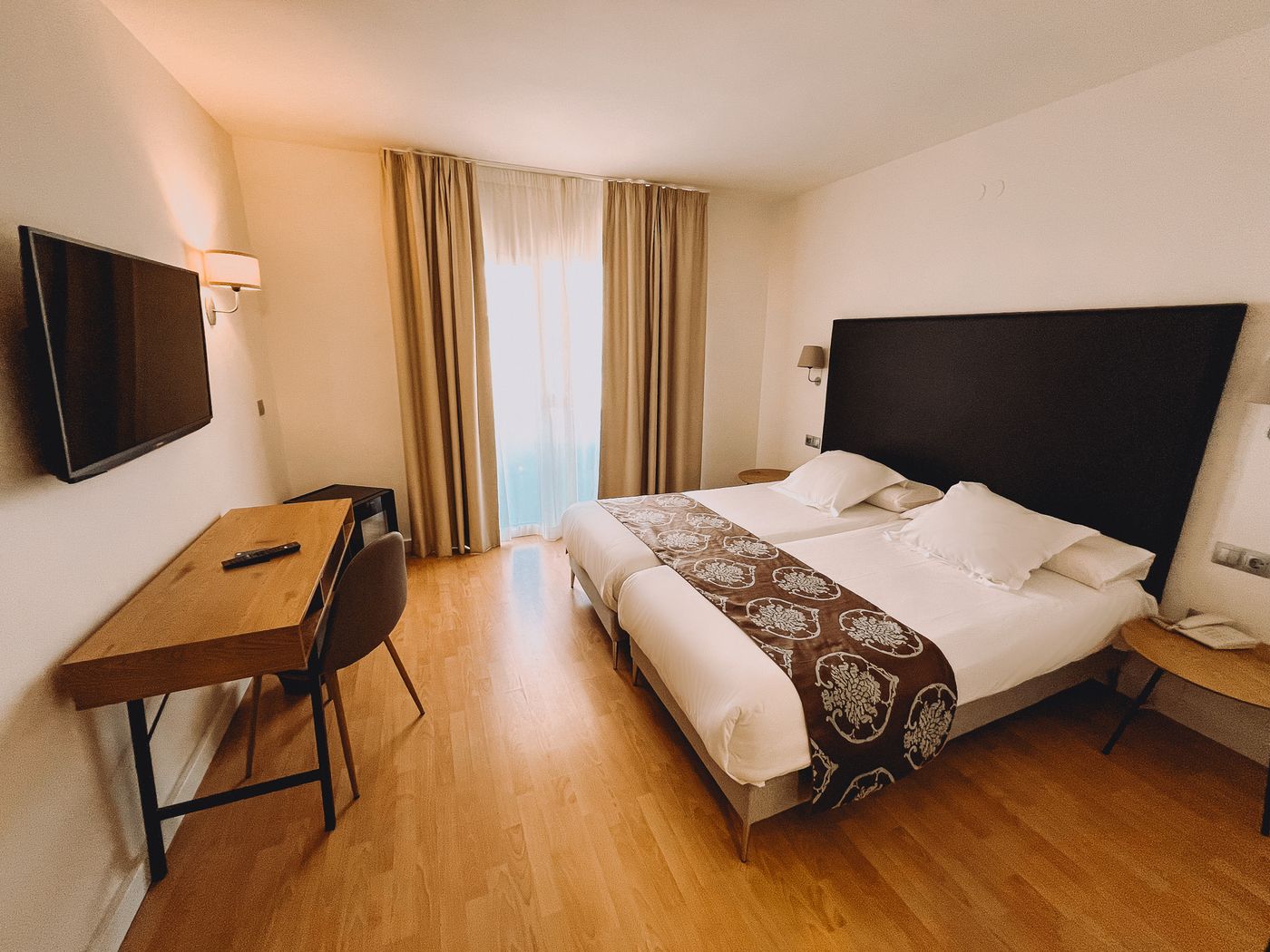 Fay-Victoria-Beach-Room-14