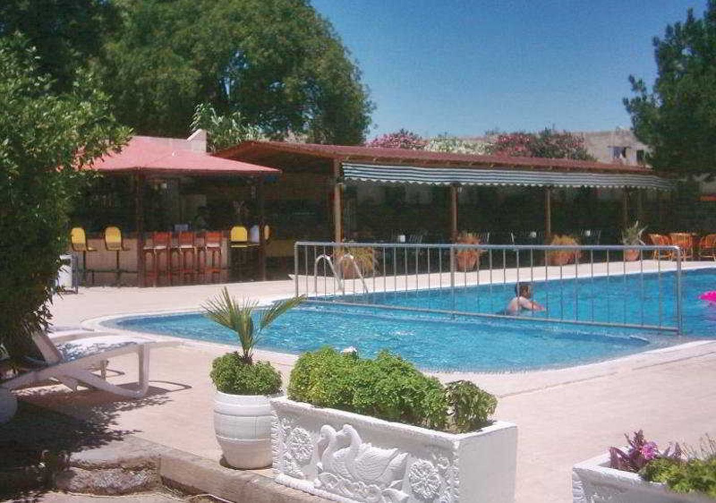 Hadi-Apartments-Pool-2