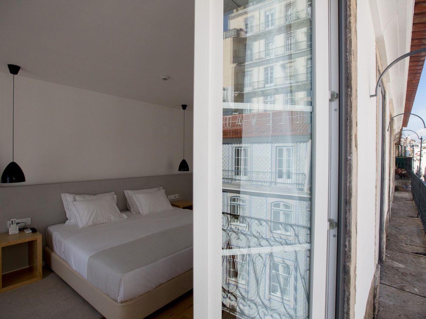 The-8-Down-Town-Suites-Room-12