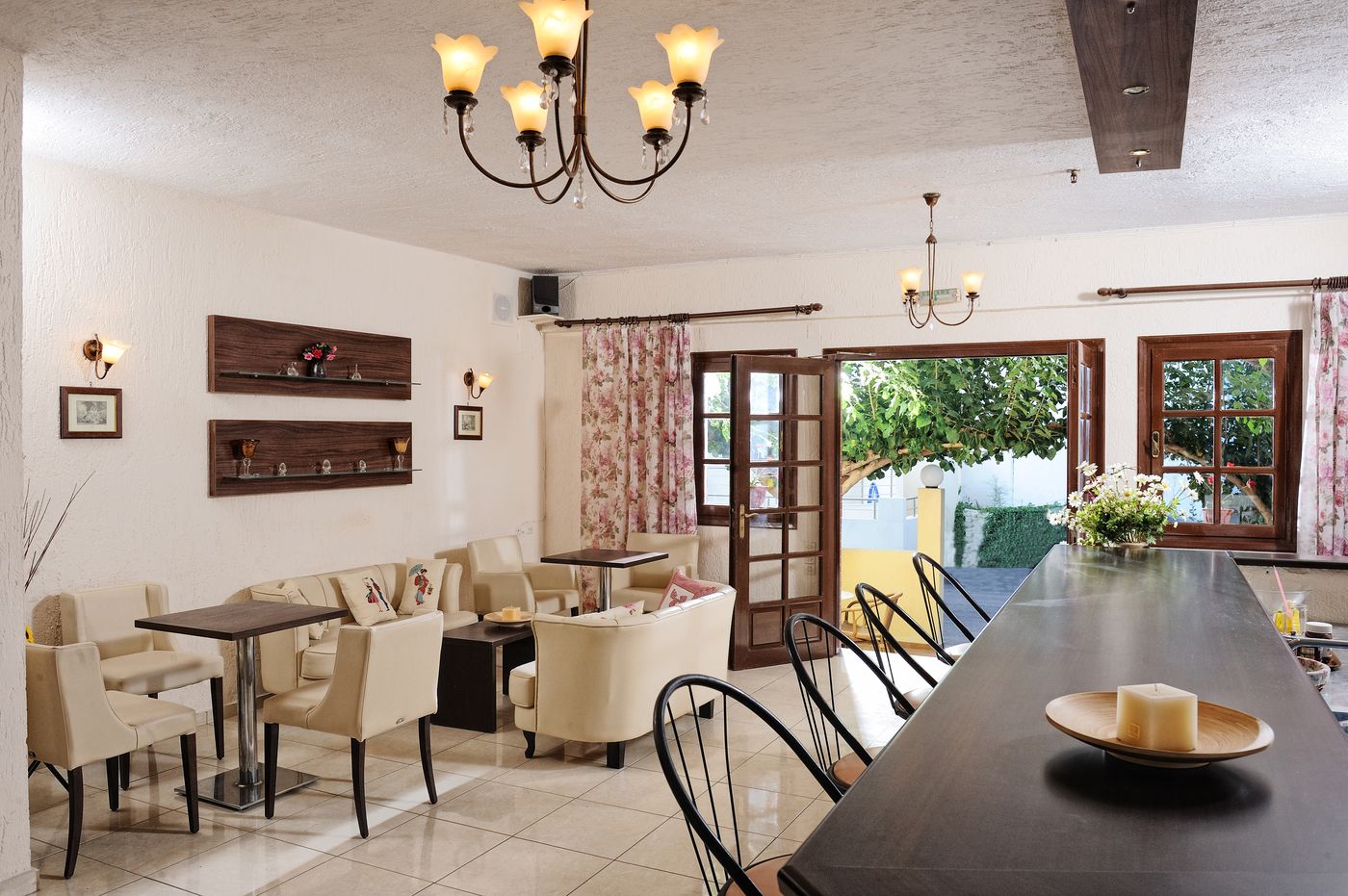 Cleopatra-Apartments-Lobby-5