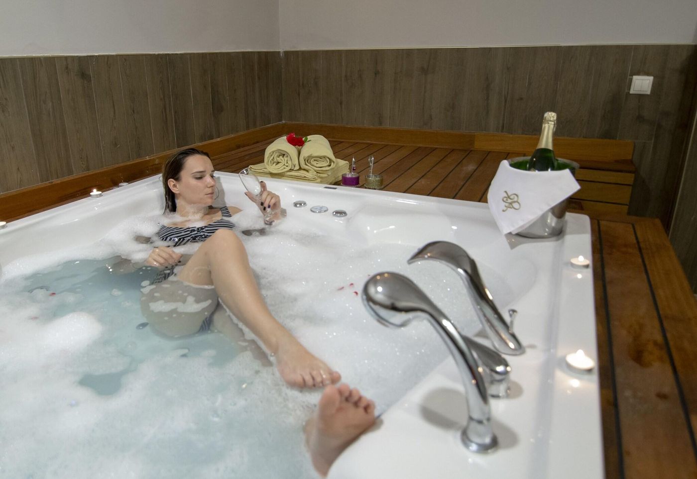 Fame-Residence-Goynuk-Pool-64