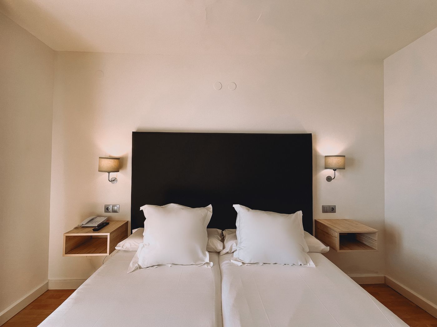 Fay-Victoria-Beach-Room-18