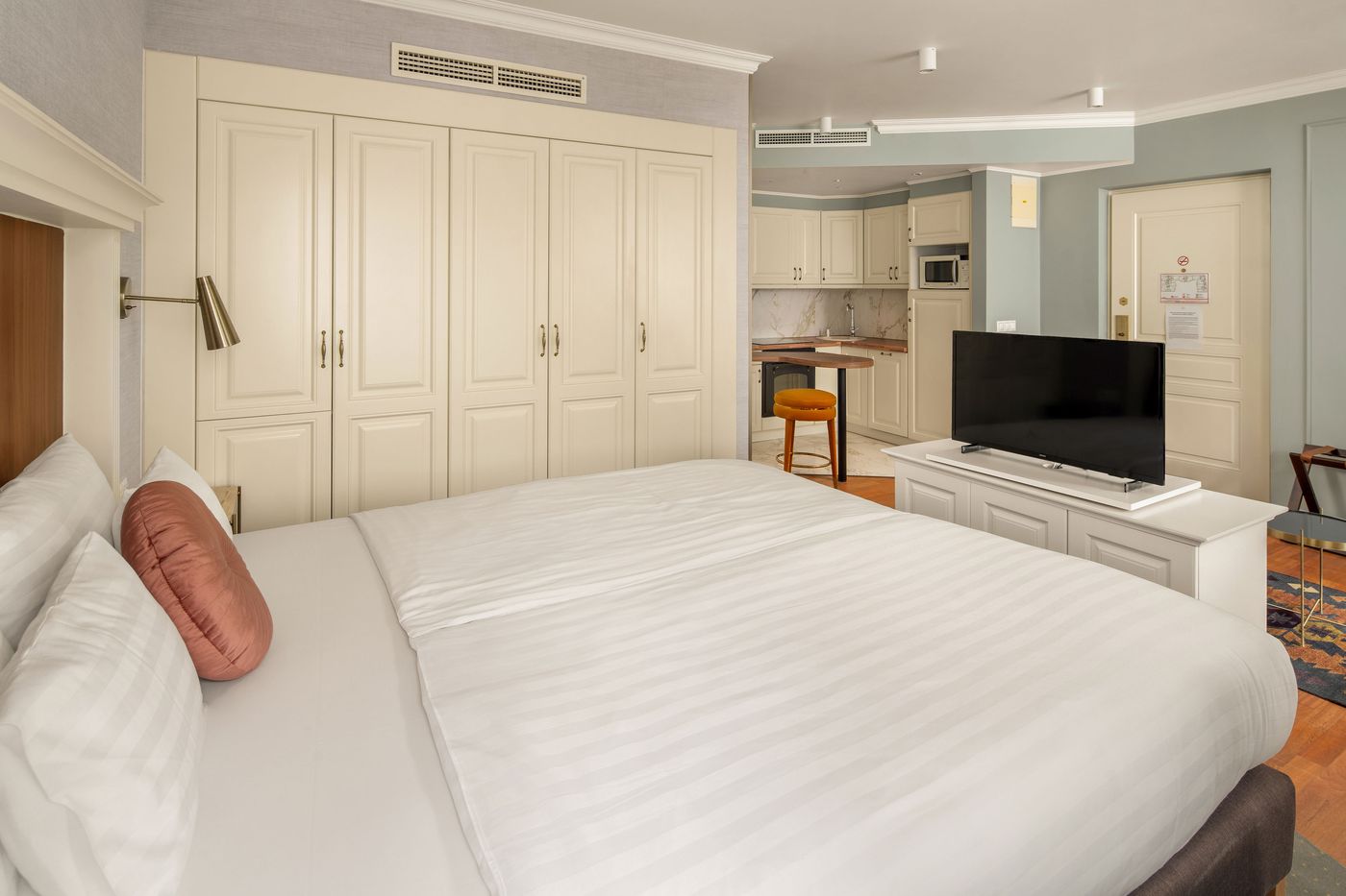 Queen-s-Court-Hotel-and-Residence-Room-34