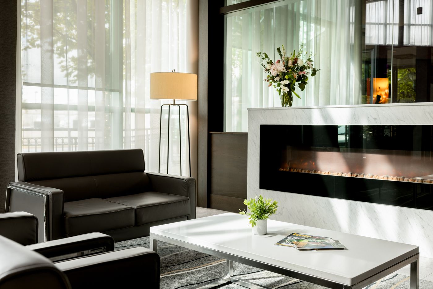 Executive-Plaza-Hotel-Conference-Centre-Coquitlam-BC-Lobby-11