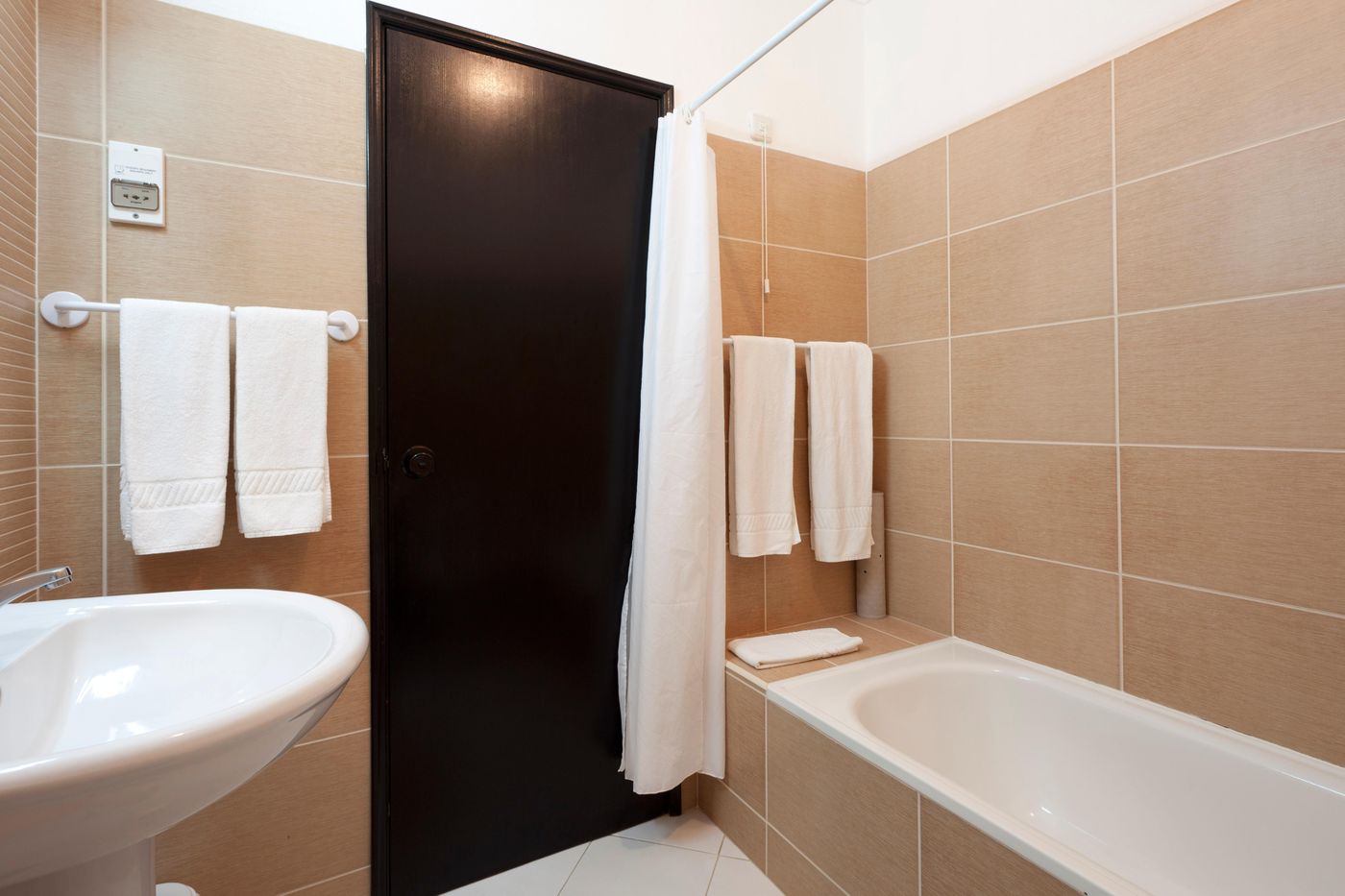 Colina-Village-Room-20