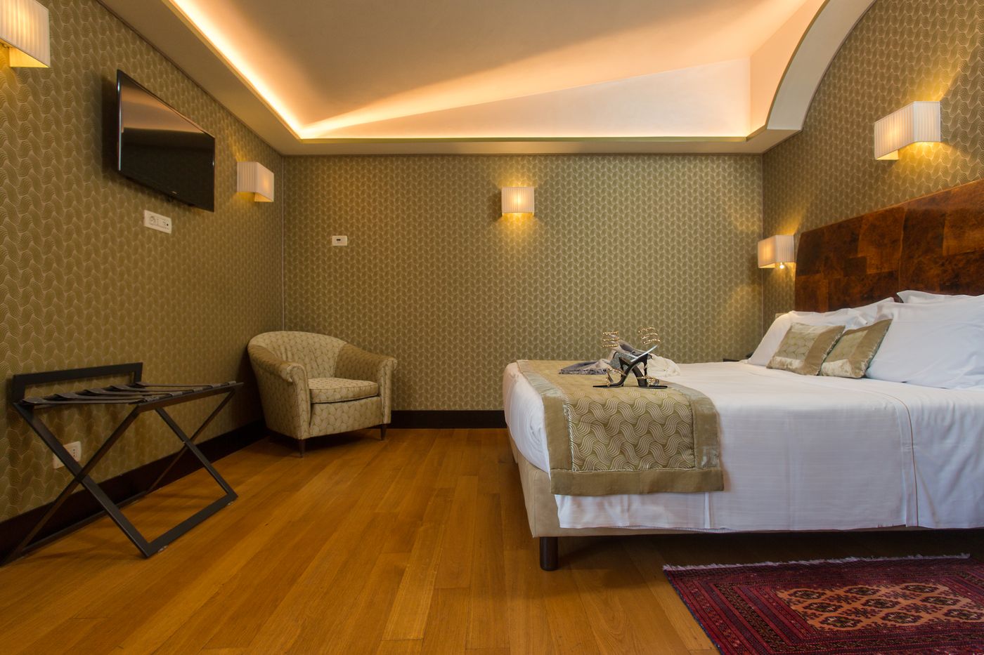Saturnia---International-Room-40