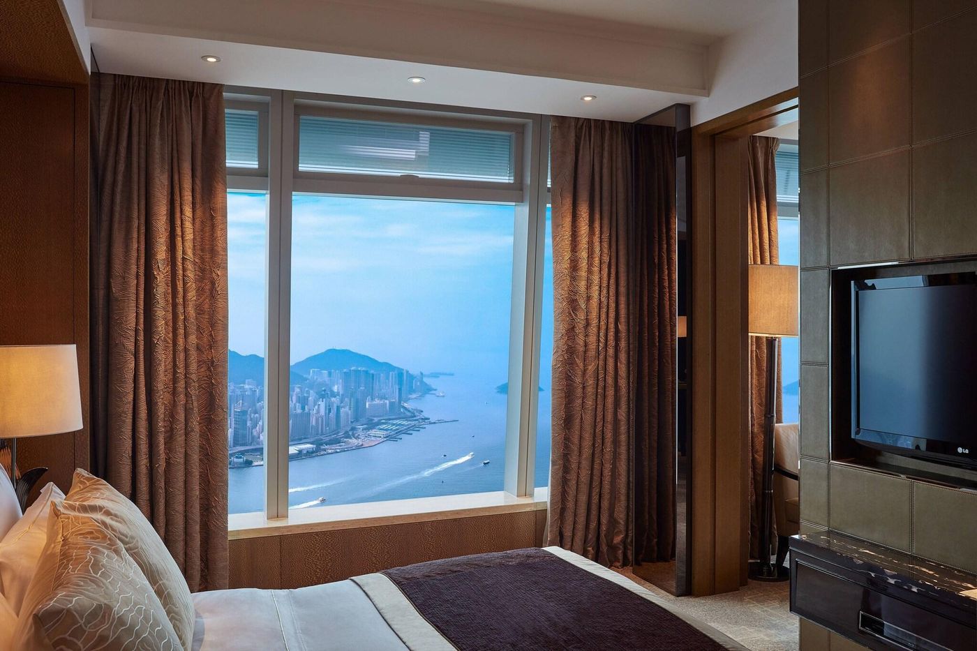 The-Ritz-Carlton--Hong-Kong-Room-37
