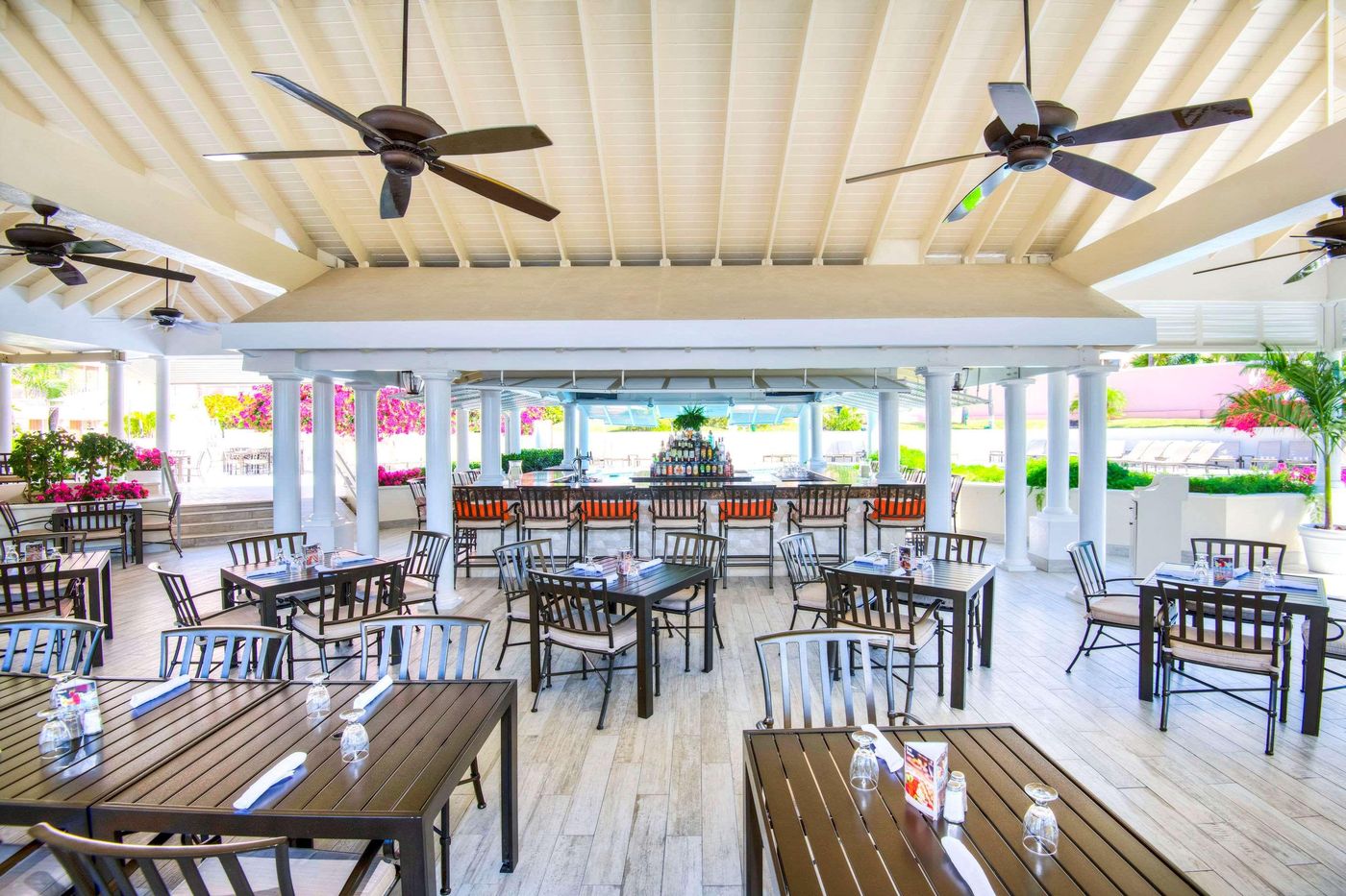 Comfort-Suites-Paradise-Island-Restaurant-18