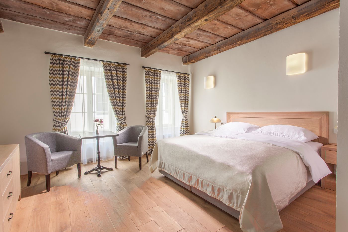 Hotel-at-The-White-Lily-Room-4