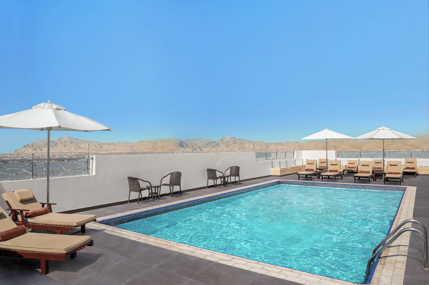 Doubletree-by-Hilton-Ras-Al-Khaimah-Pool-4