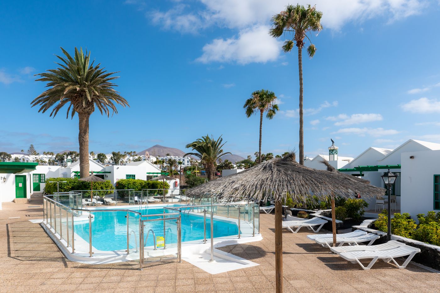 Apartamentos-LIVVO-Las-Gaviotas-Pool-2