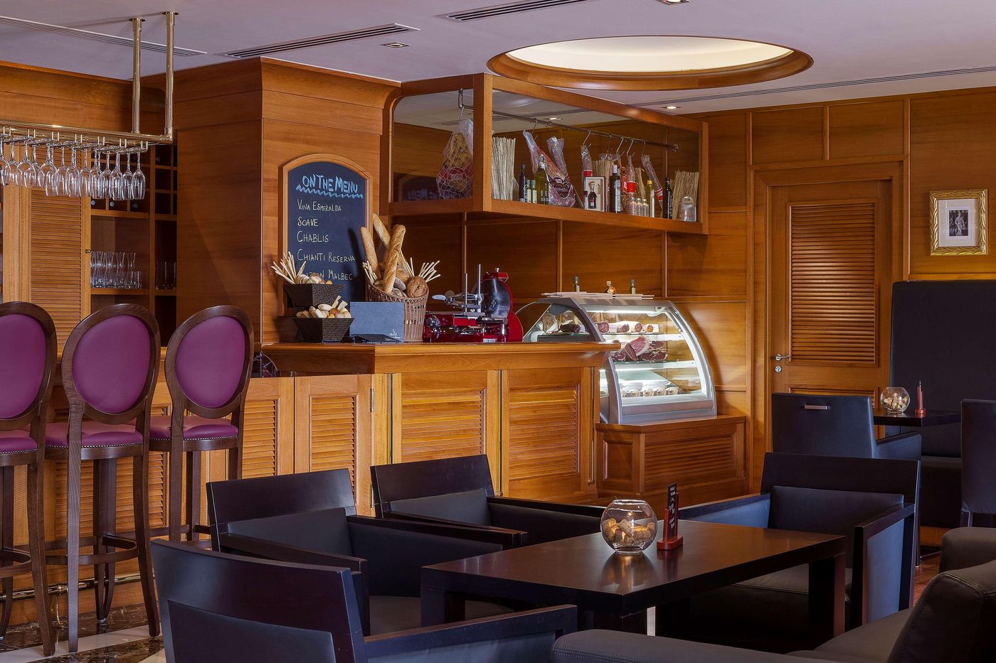 Hilton-Dubai-The-Walk-Bar-56